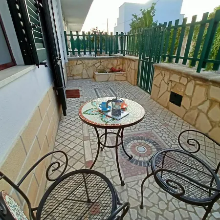 Poesia 50 M Dal Mare Con Giardino E Parcheggio *